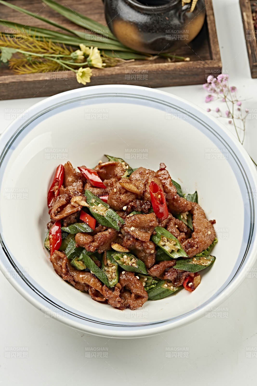 酱烧辣椒秋葵猪五花肉片图片