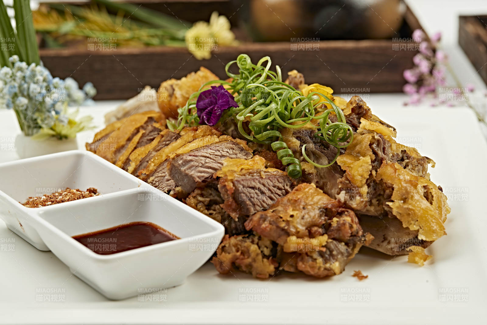 蘸汁香炸牛肋脱骨肉图片