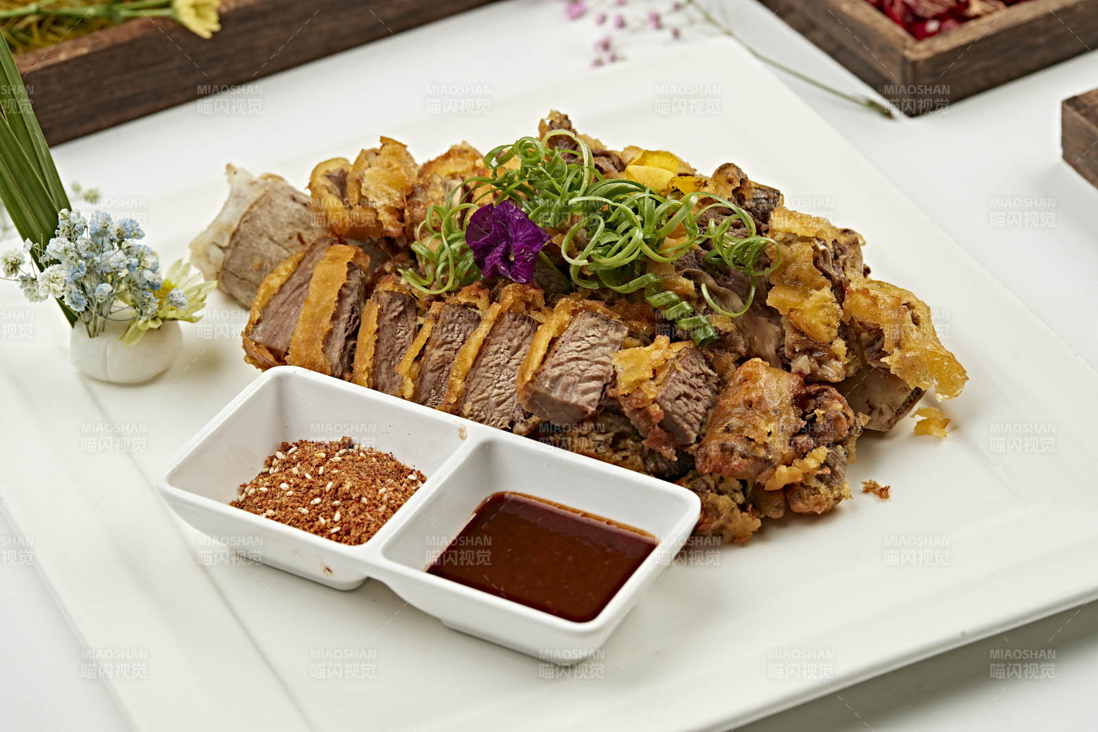 蘸汁香炸牛肋脱骨肉图片