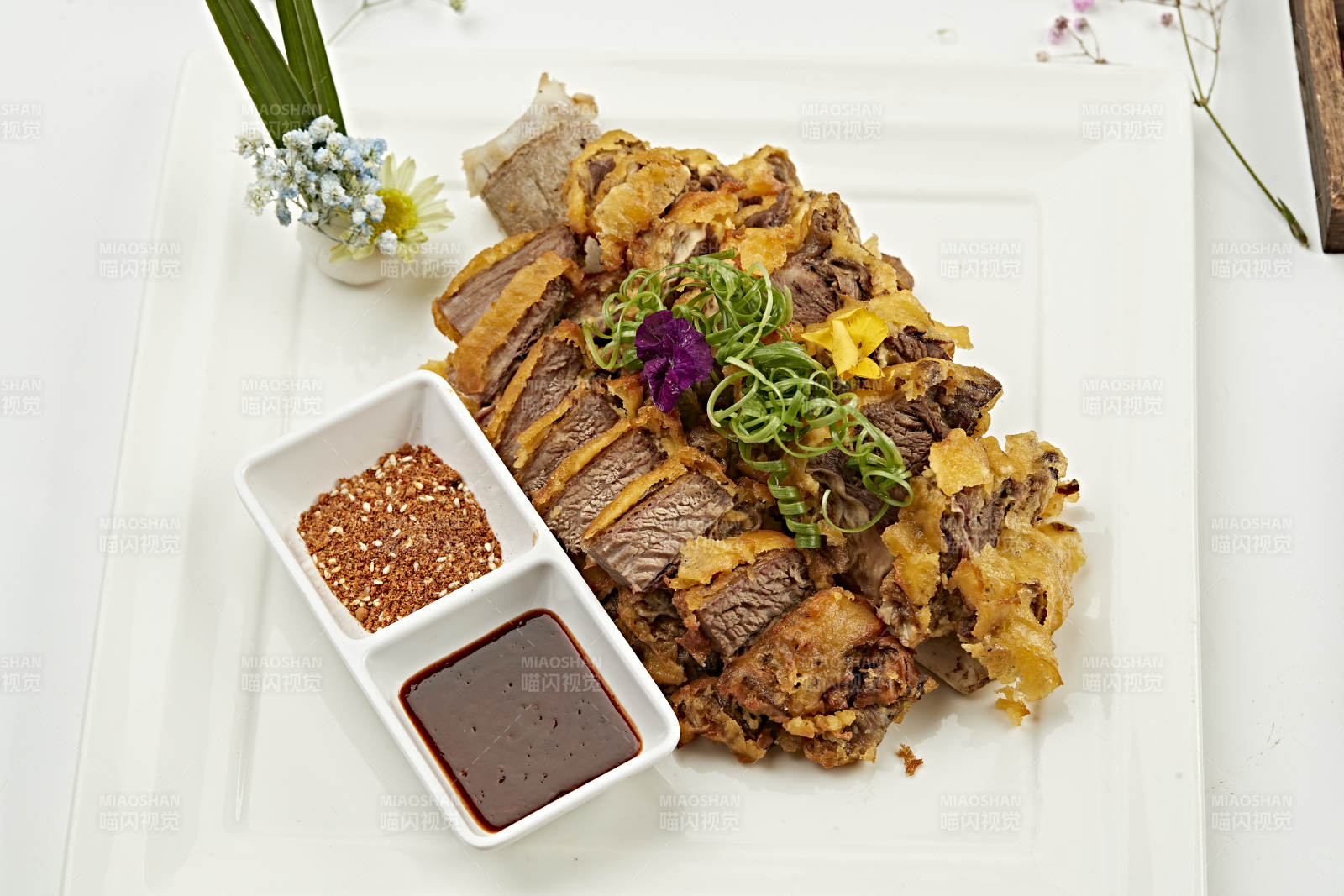 蘸汁香炸牛肋脱骨肉图片