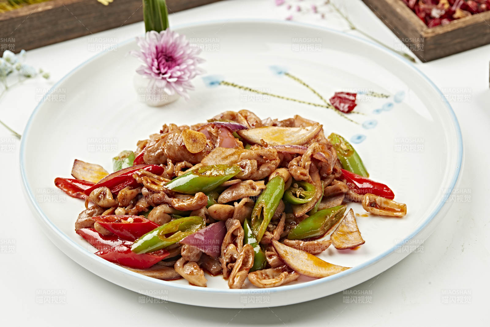 青红辣椒洋葱爆炒肥肠图片