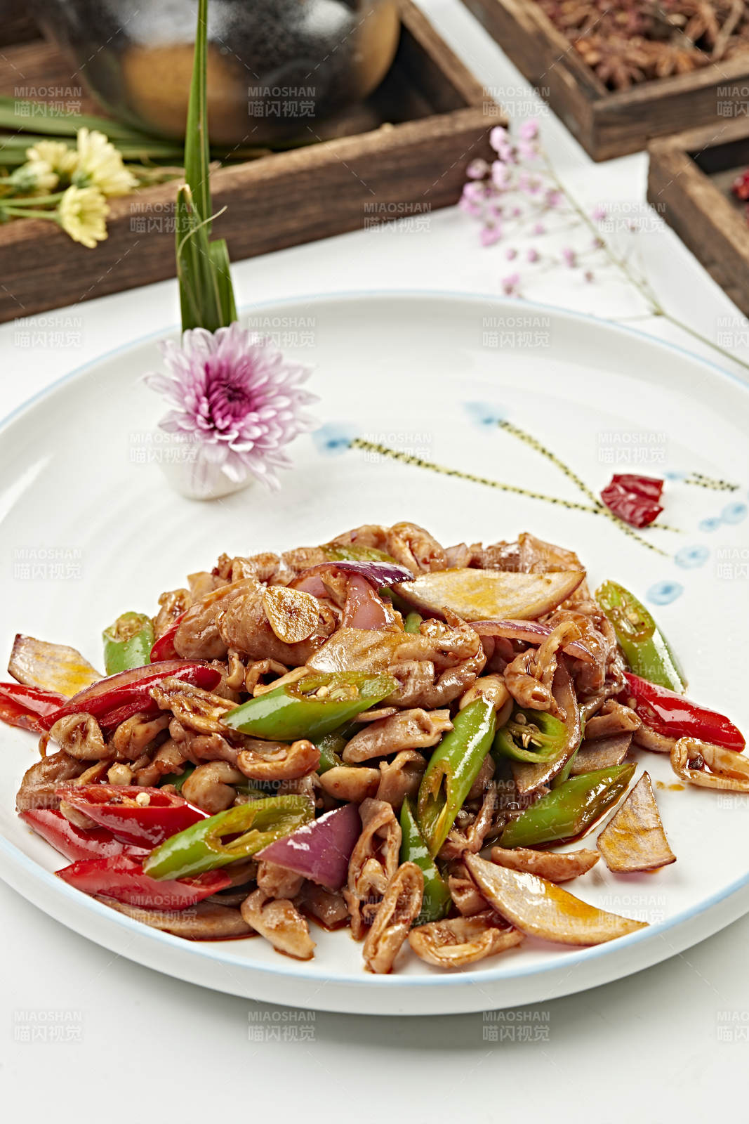 青红辣椒洋葱爆炒肥肠图片