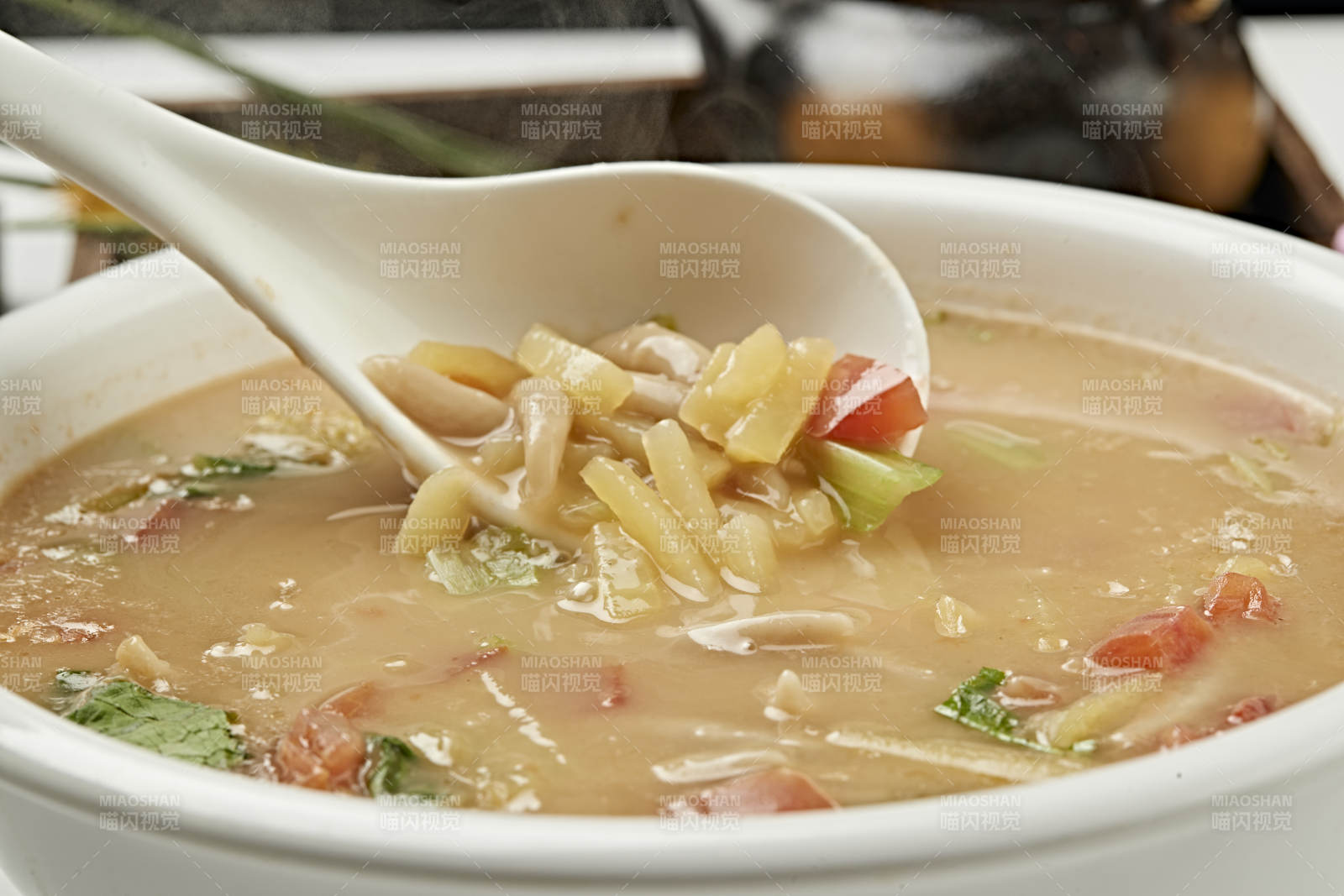 浓汤西红柿小白菜土豆莜面生下鱼图片