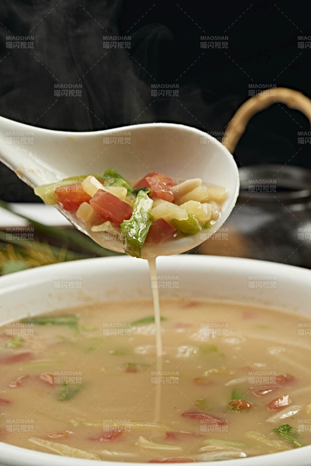 浓汤西红柿小白菜土豆莜面生下鱼图片