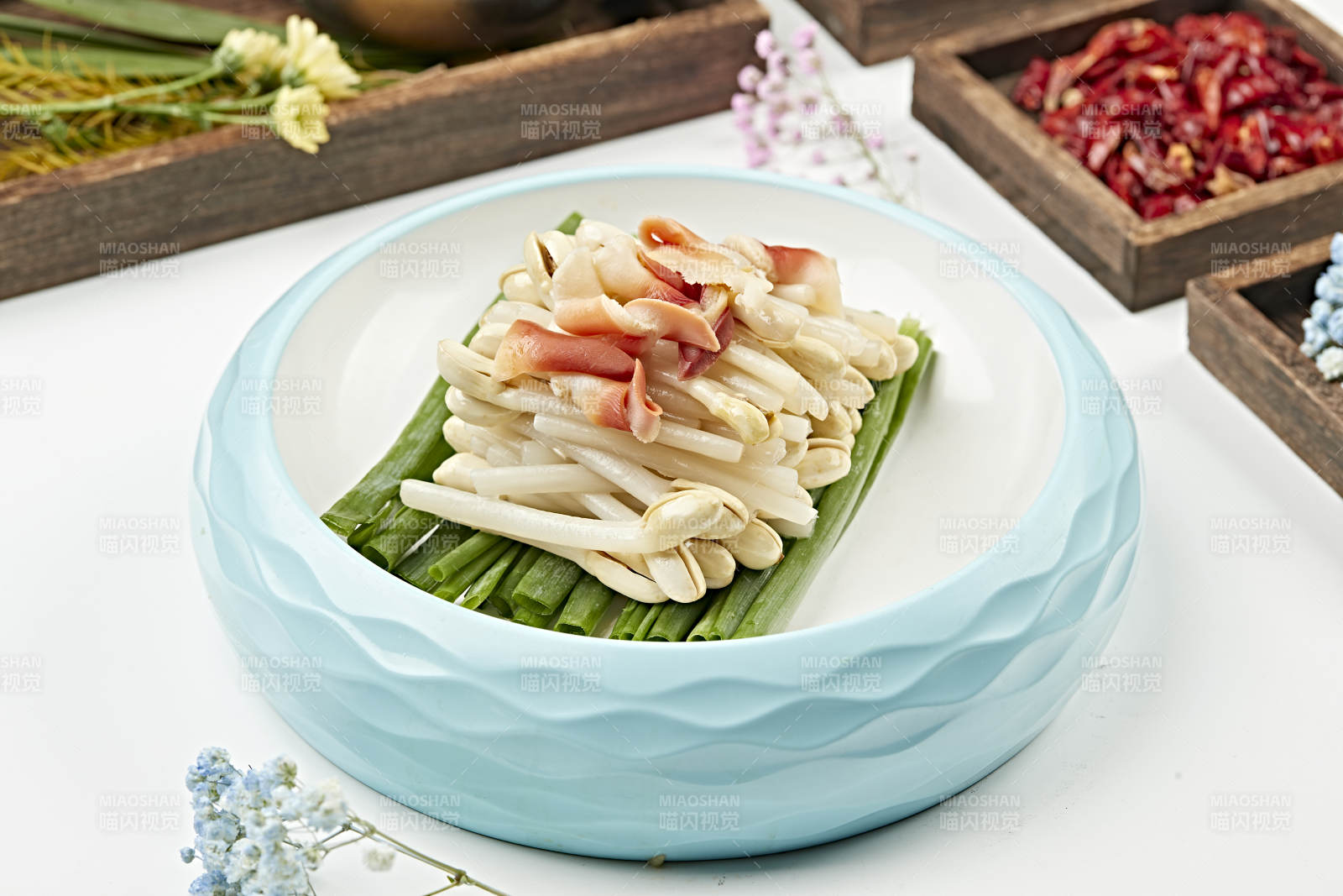 浇汁凉拌花生苗配北极贝尖图片