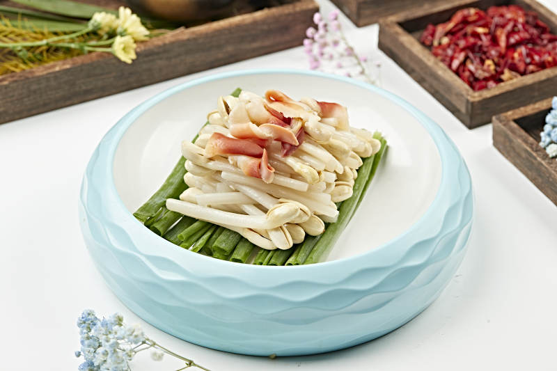 浇汁凉拌花生苗配北极贝尖图片