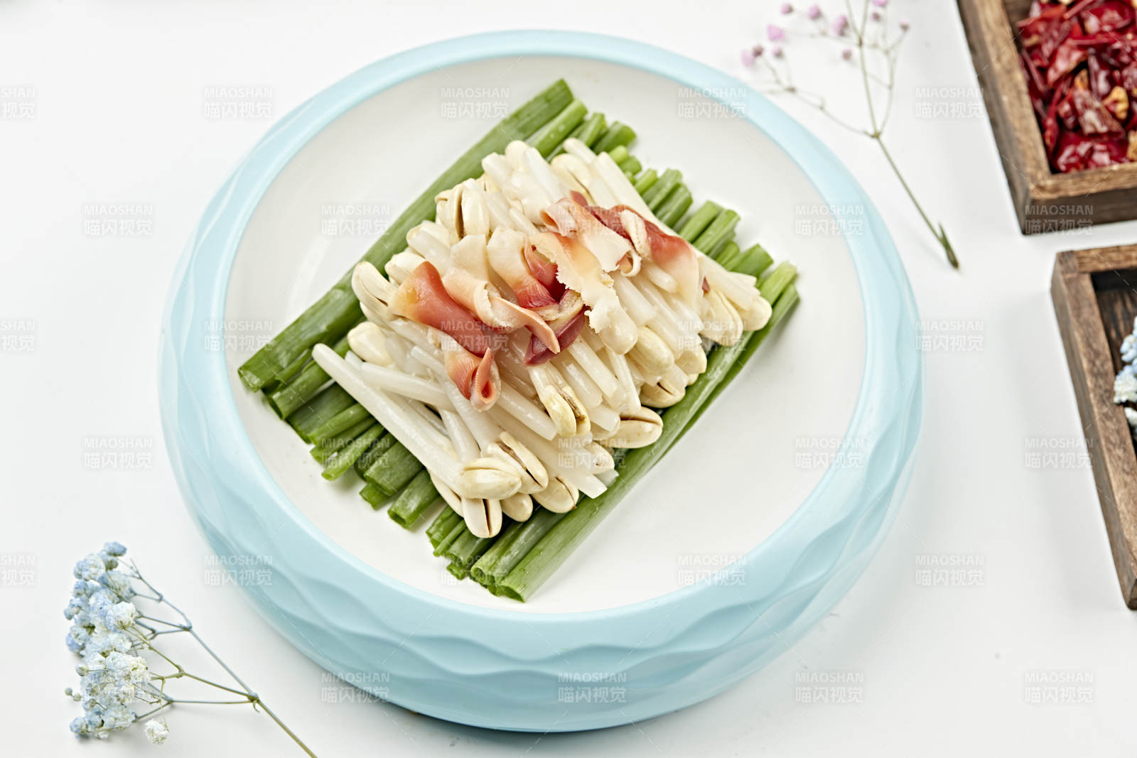 浇汁凉拌花生苗配北极贝尖图片