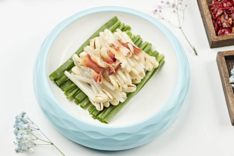 浇汁凉拌花生苗配北极贝尖图片