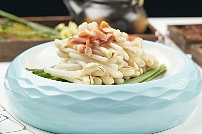 浇汁凉拌花生苗配北极贝尖图片