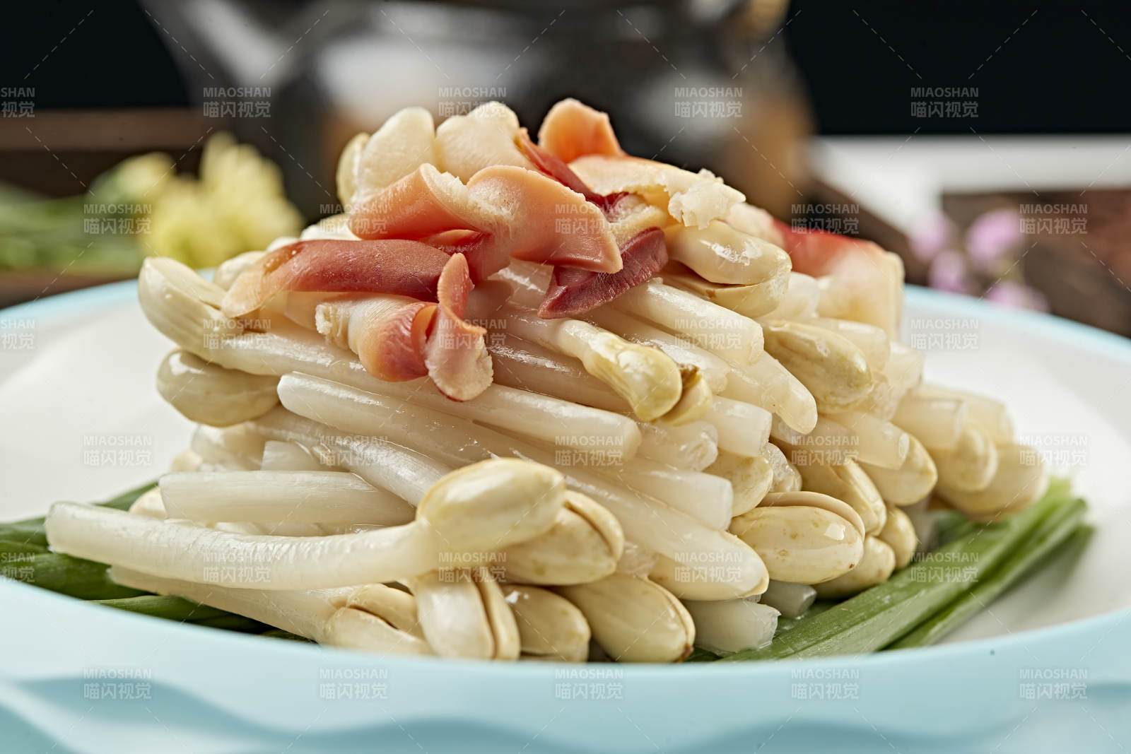 浇汁凉拌花生苗配北极贝尖图片