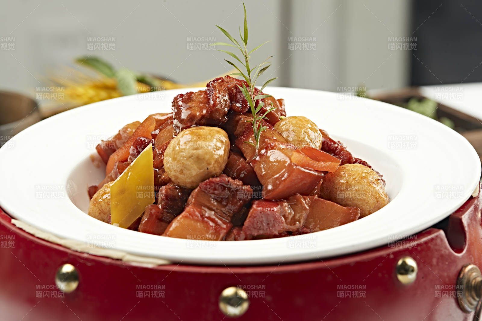 红烧肉炖虎皮鹌鹑蛋图片