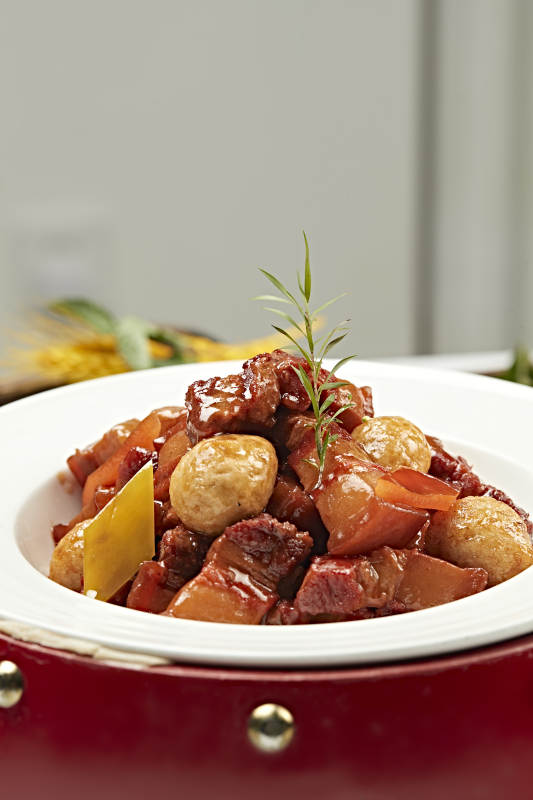 红烧肉炖虎皮鹌鹑蛋图片