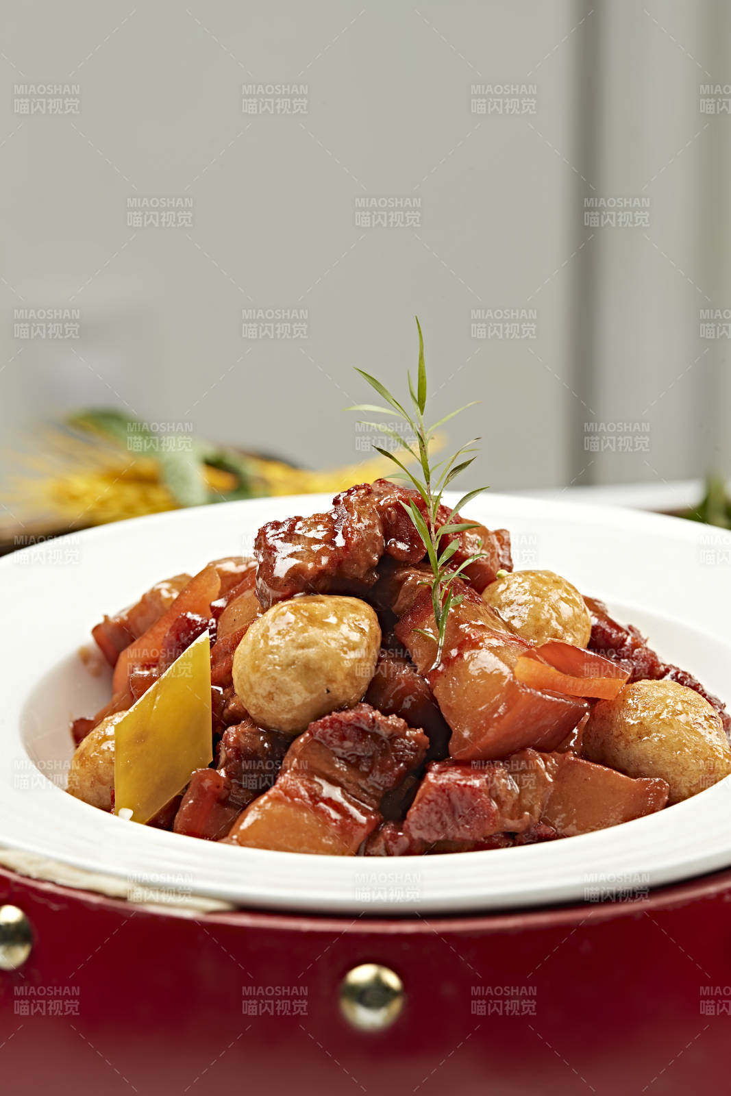 红烧肉炖虎皮鹌鹑蛋图片