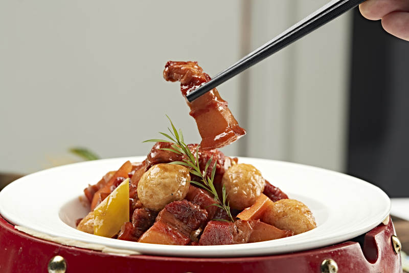 红烧肉炖虎皮鹌鹑蛋图片