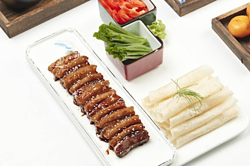 甜蜜先卤后炸五花肉配卷饼图片