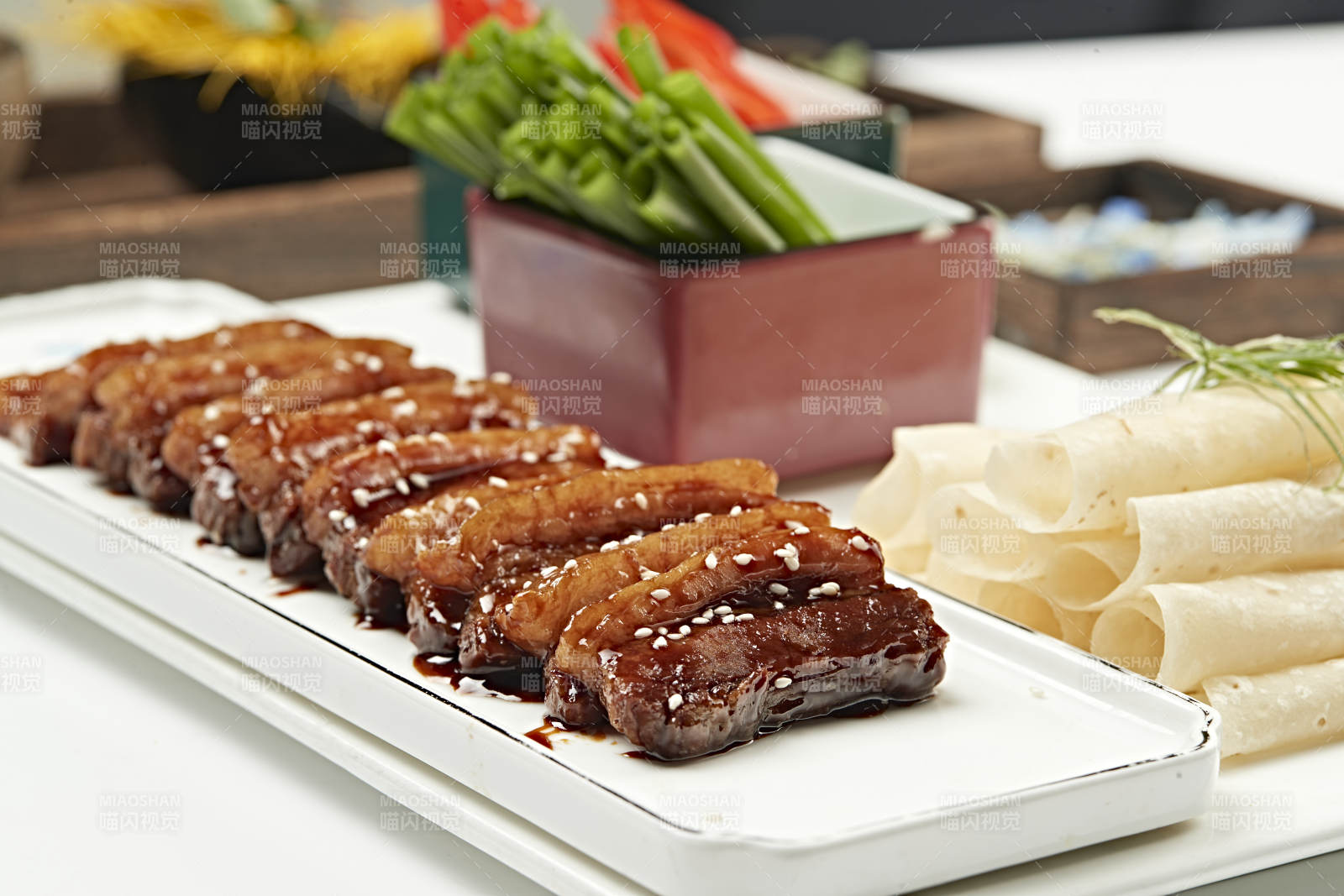 甜蜜先卤后炸五花肉配卷饼图片