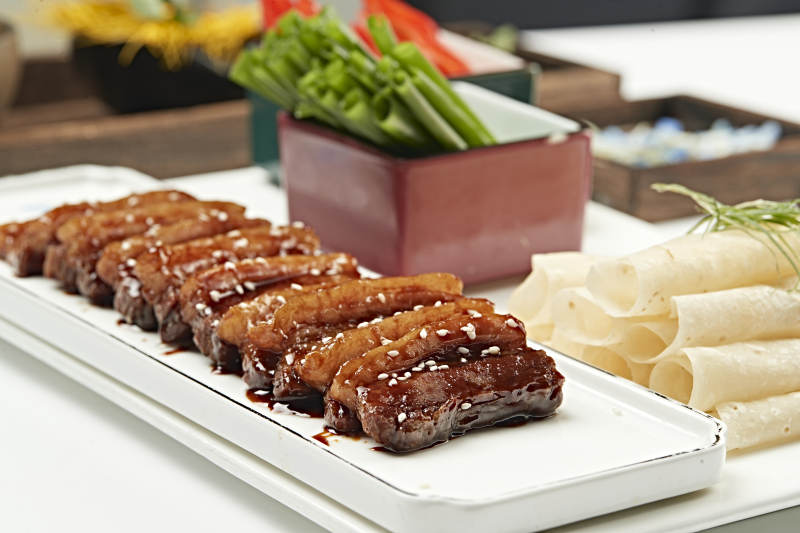 甜蜜先卤后炸五花肉配卷饼图片