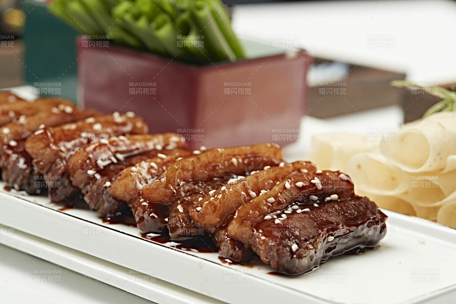 甜蜜先卤后炸五花肉配卷饼图片