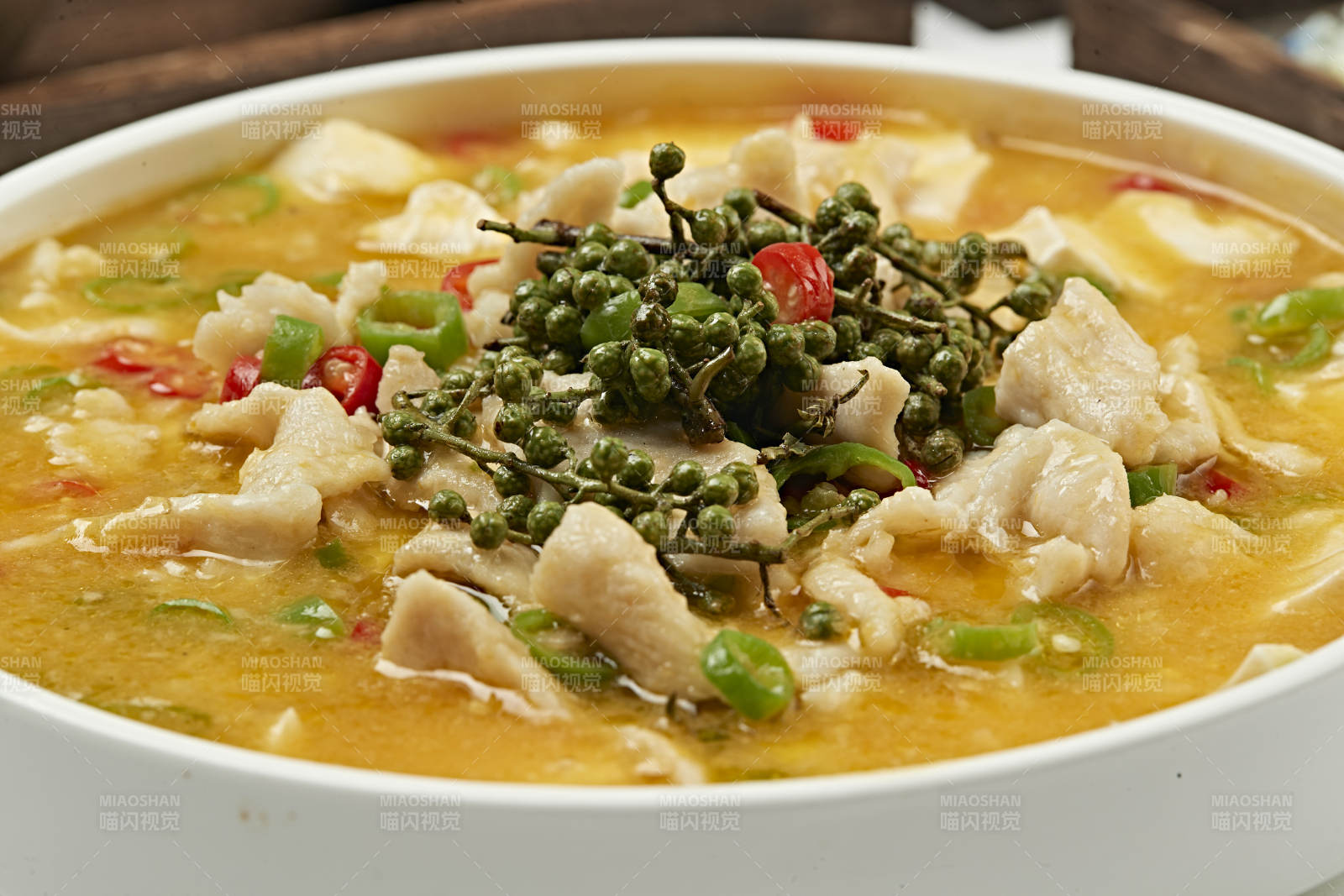 藤椒麻辣酸汤里脊肉片藤椒水煮肉片图片