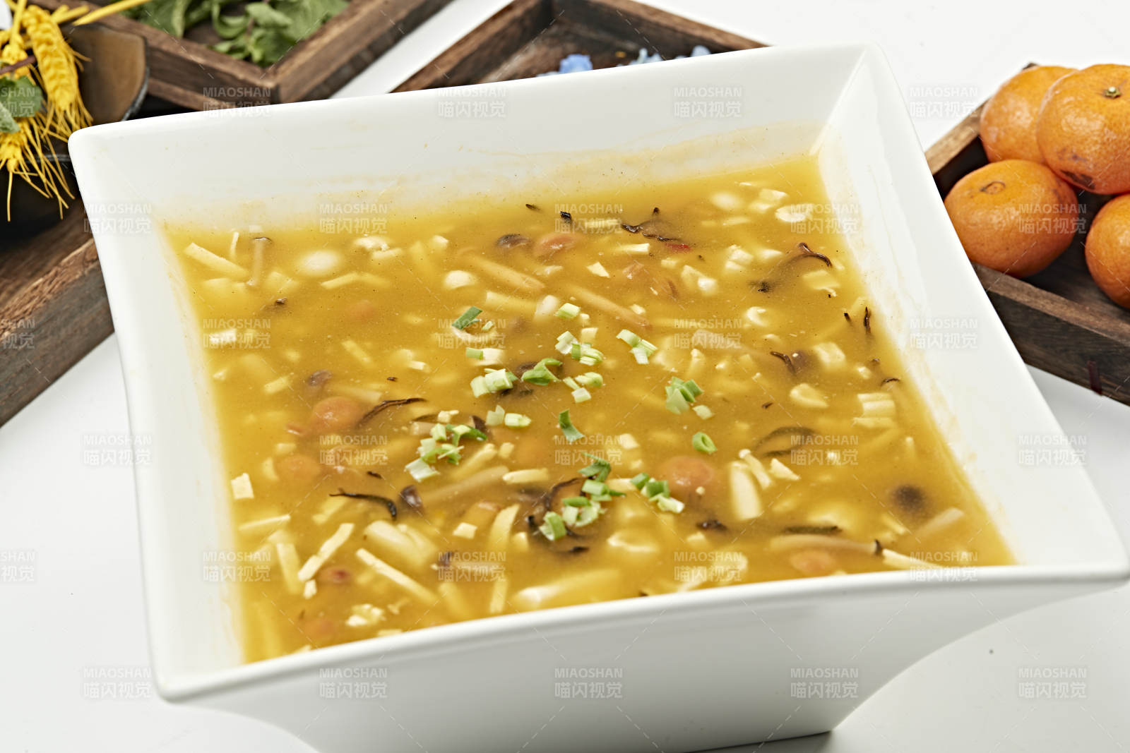 酸辣杂菌豆腐牛骨髓汤图片