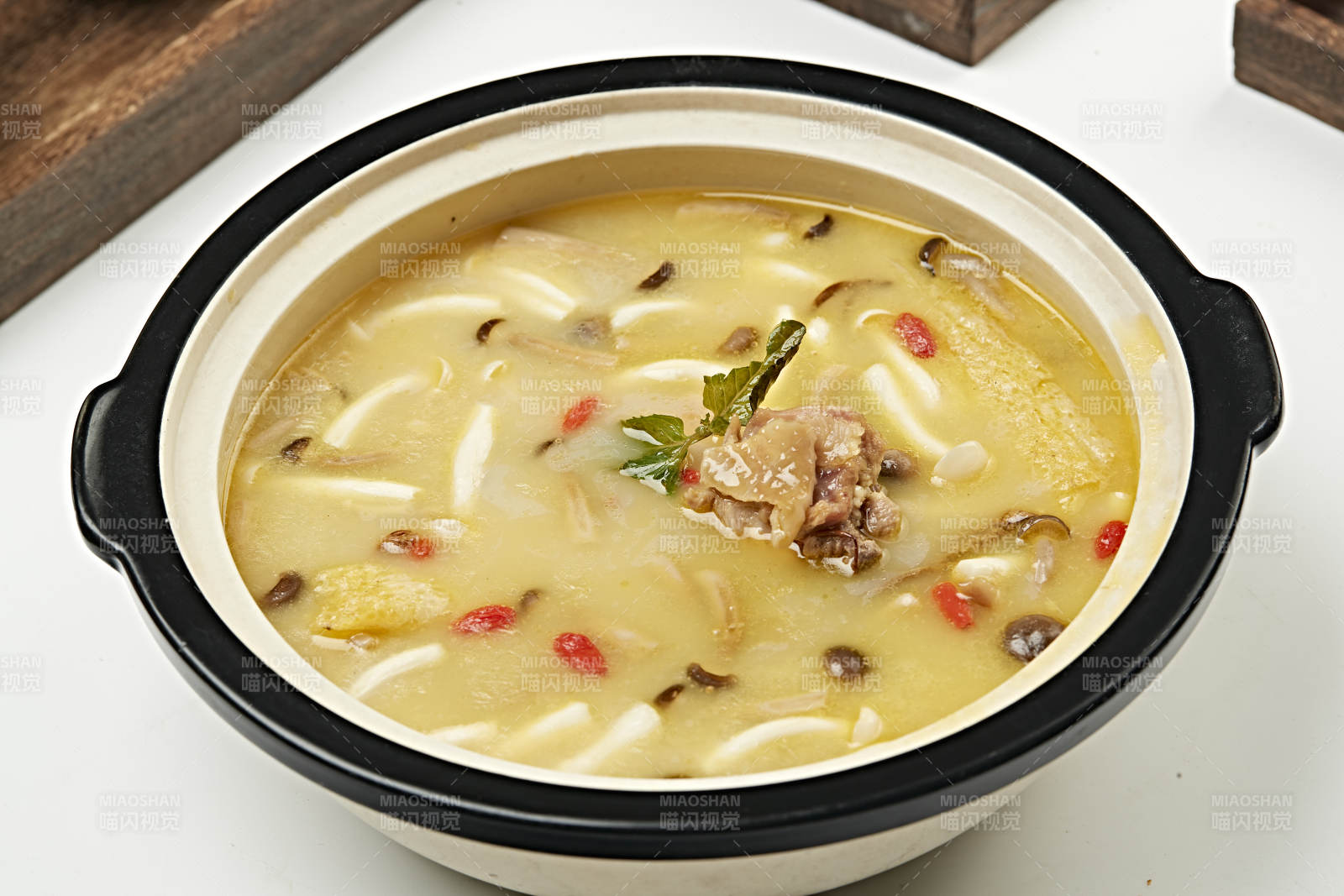 浓汤竹荪杂菌炖柴鸡块图片