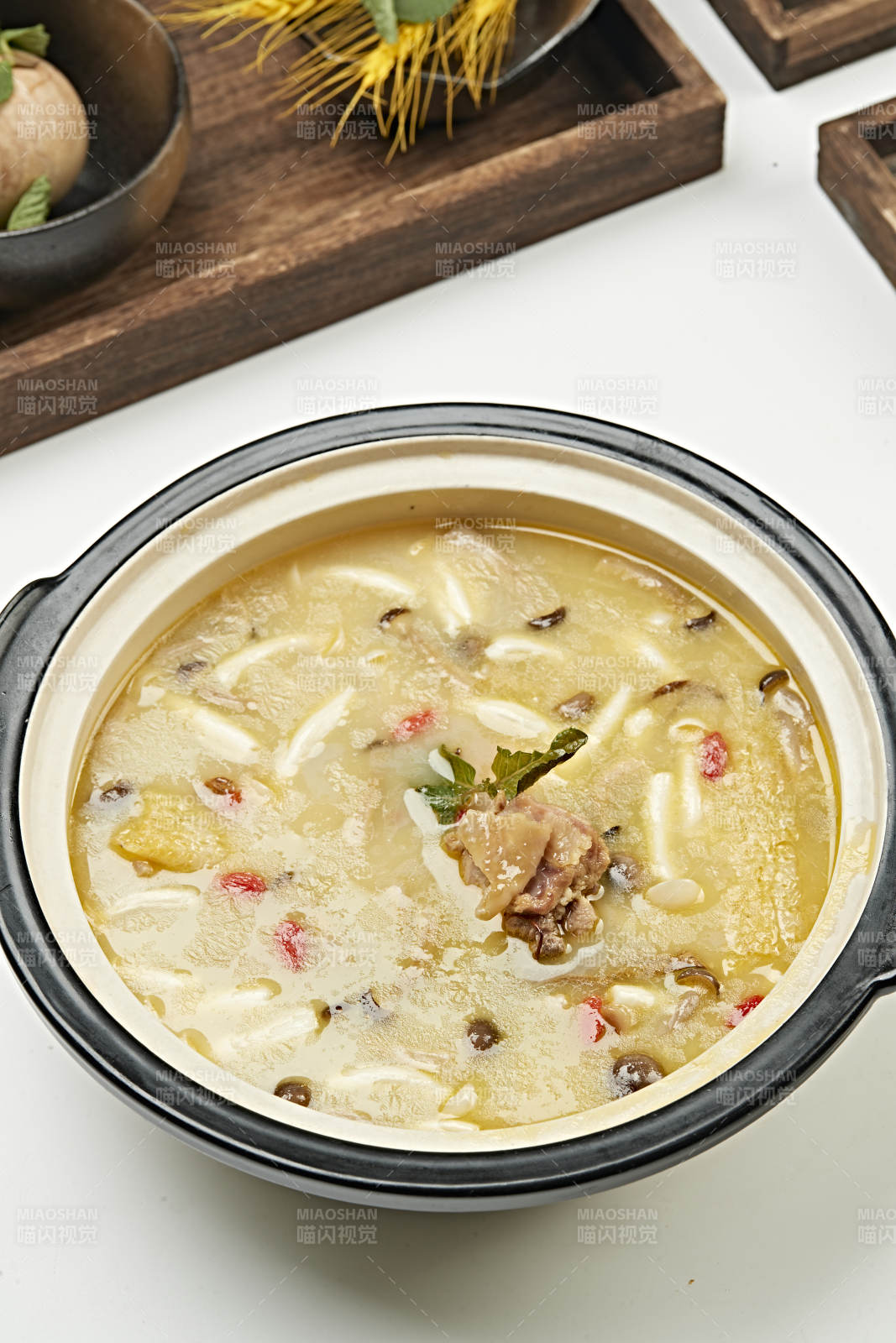 浓汤竹荪杂菌炖柴鸡块图片