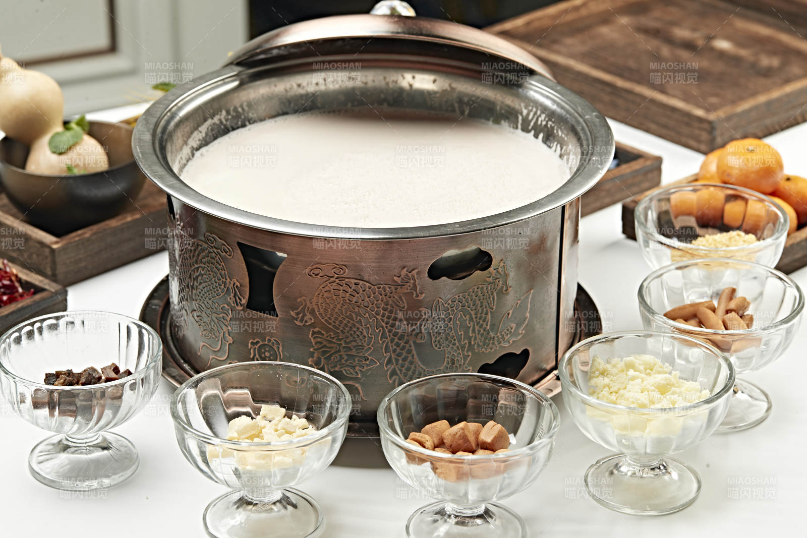 铜锅餐具装的草原炒米炖奶茶图片