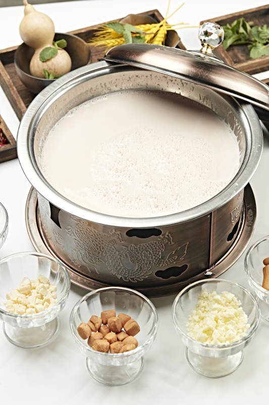 铜锅餐具装的草原炒米炖奶茶图片