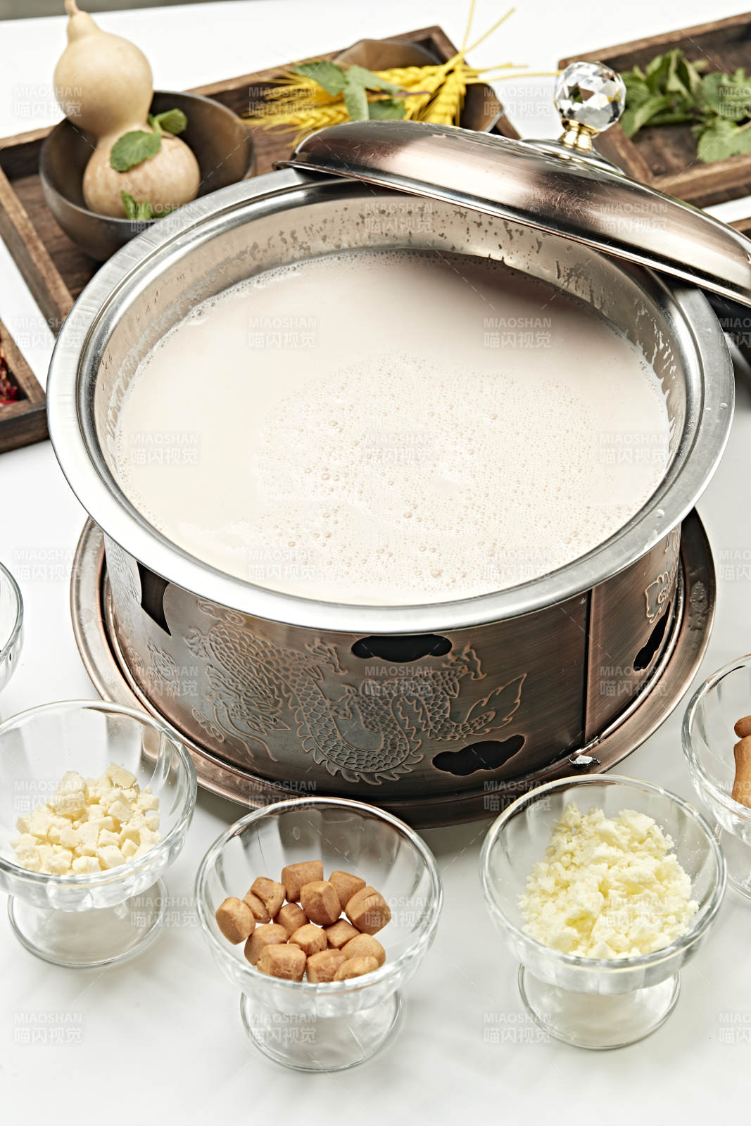 铜锅餐具装的草原炒米炖奶茶图片