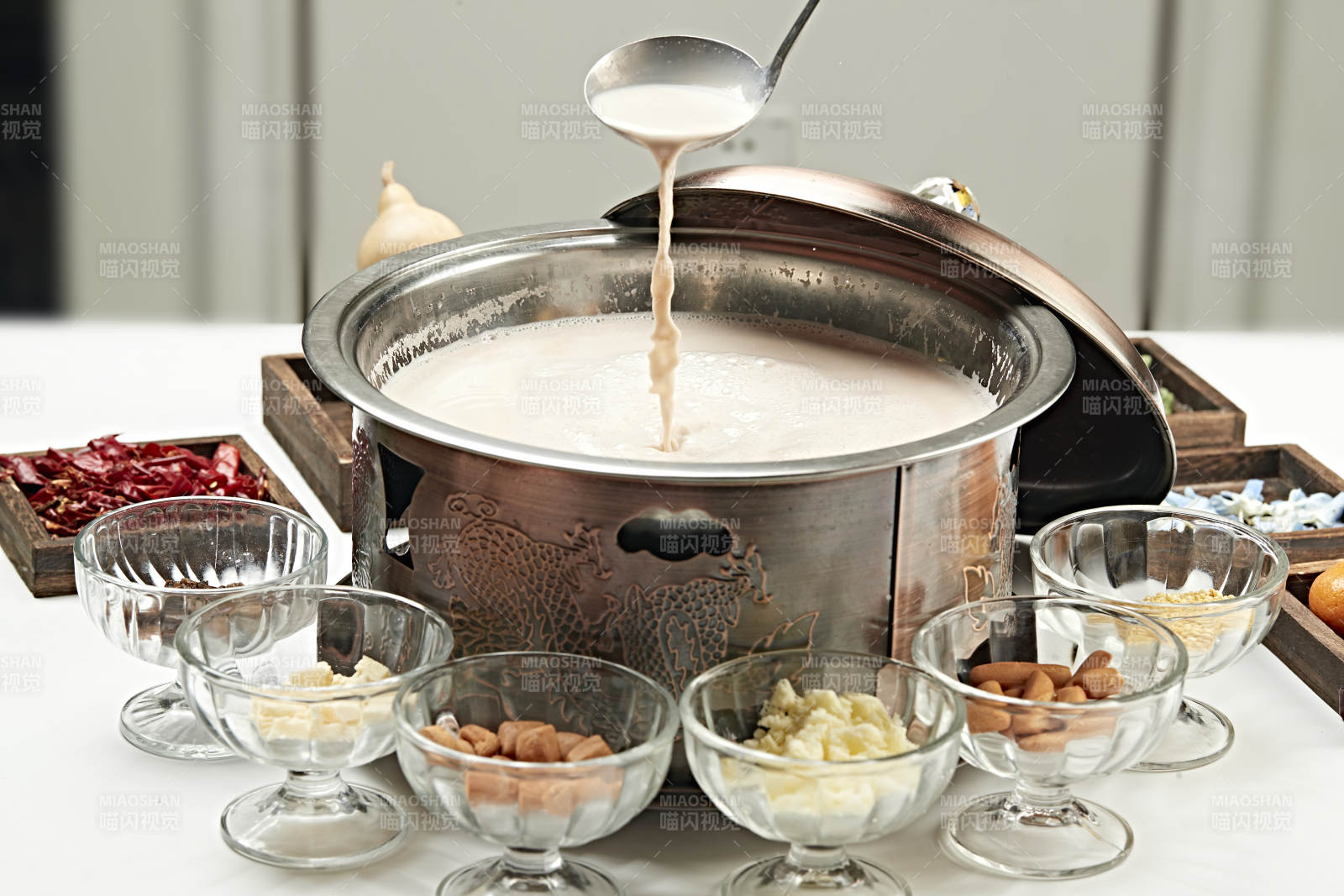 铜锅餐具装的草原炒米炖奶茶图片