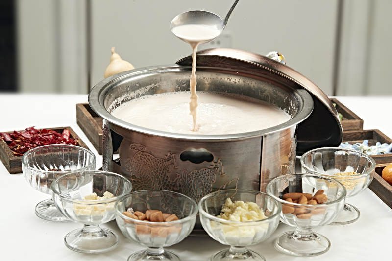 铜锅餐具装的草原炒米炖奶茶图片