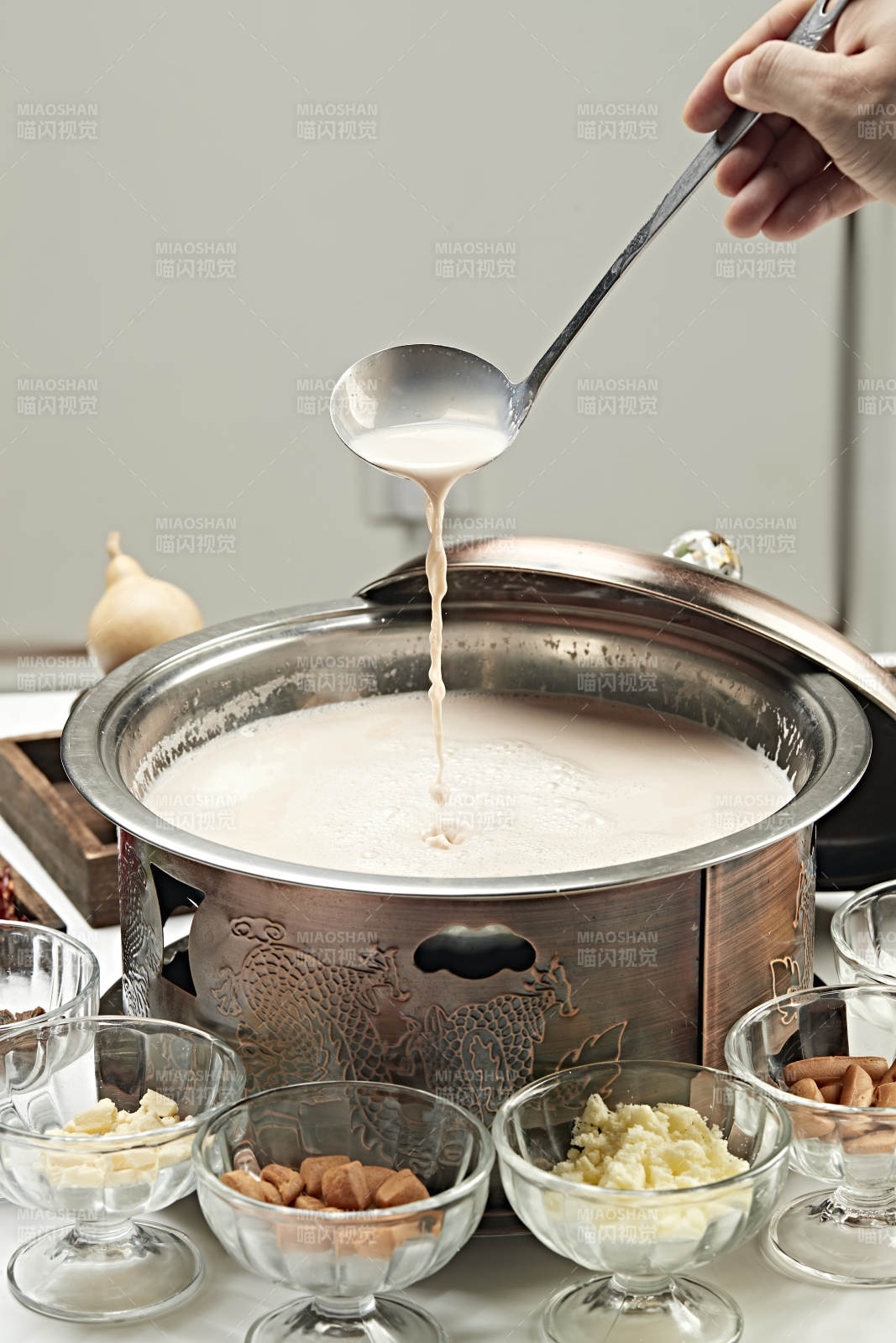 铜锅餐具装的草原炒米炖奶茶图片