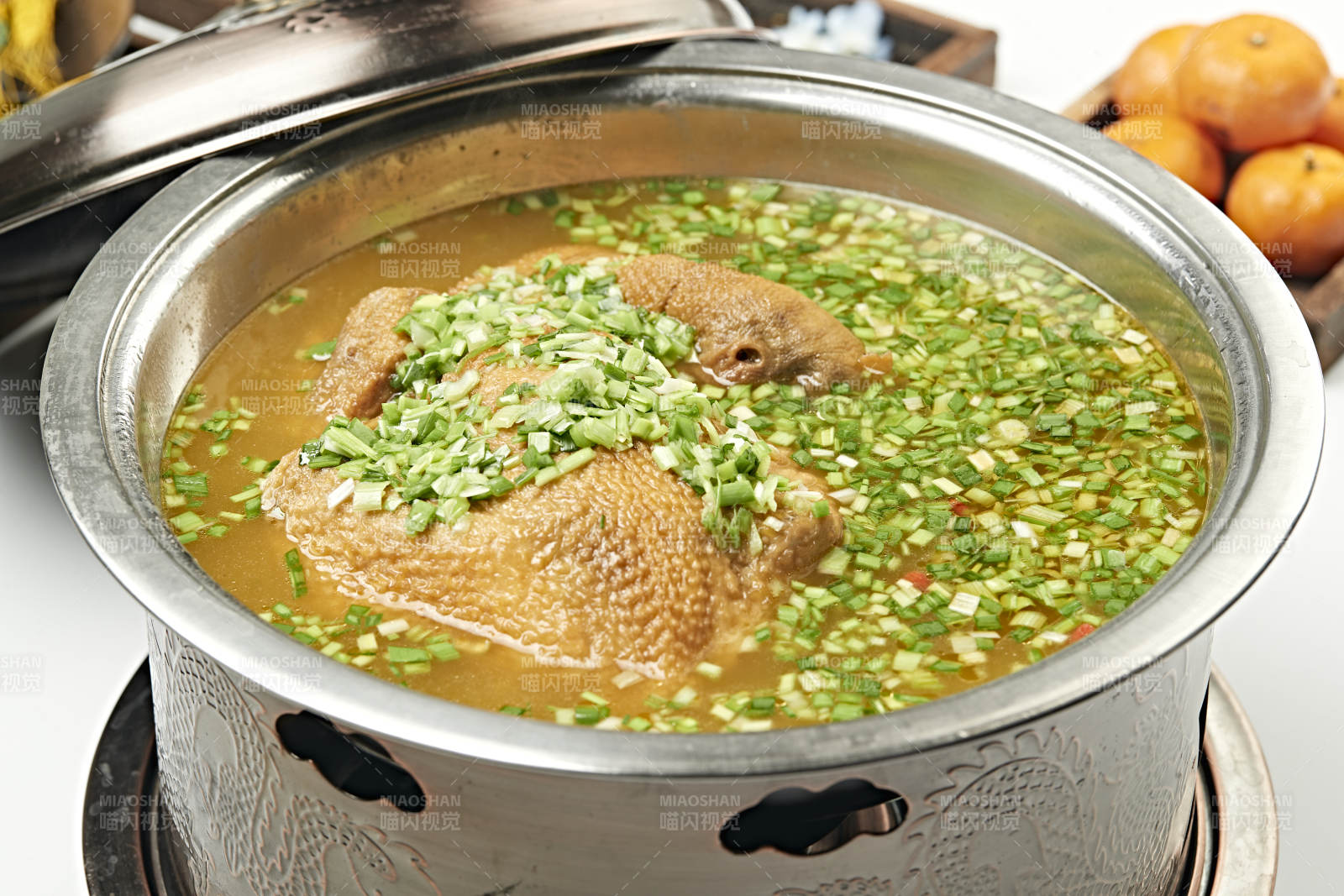 铜锅餐具装的葱香炖煮柴鸡汤图片