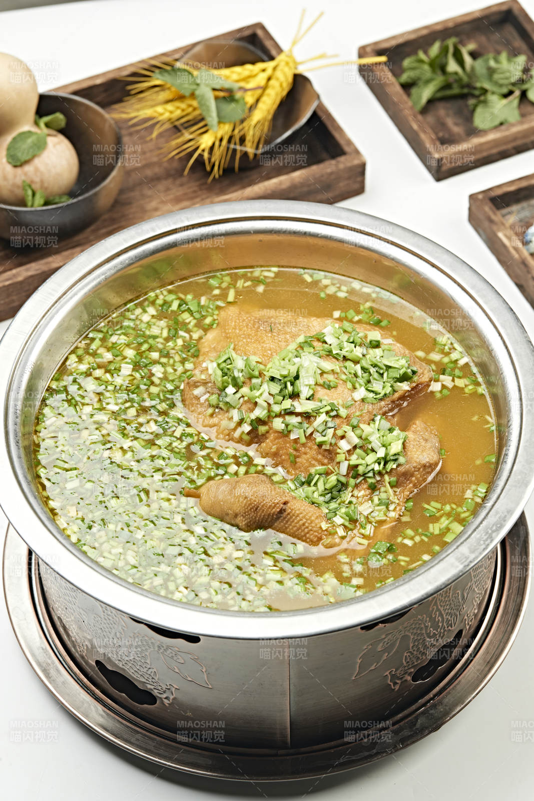 铜锅餐具装的葱香炖煮柴鸡汤图片