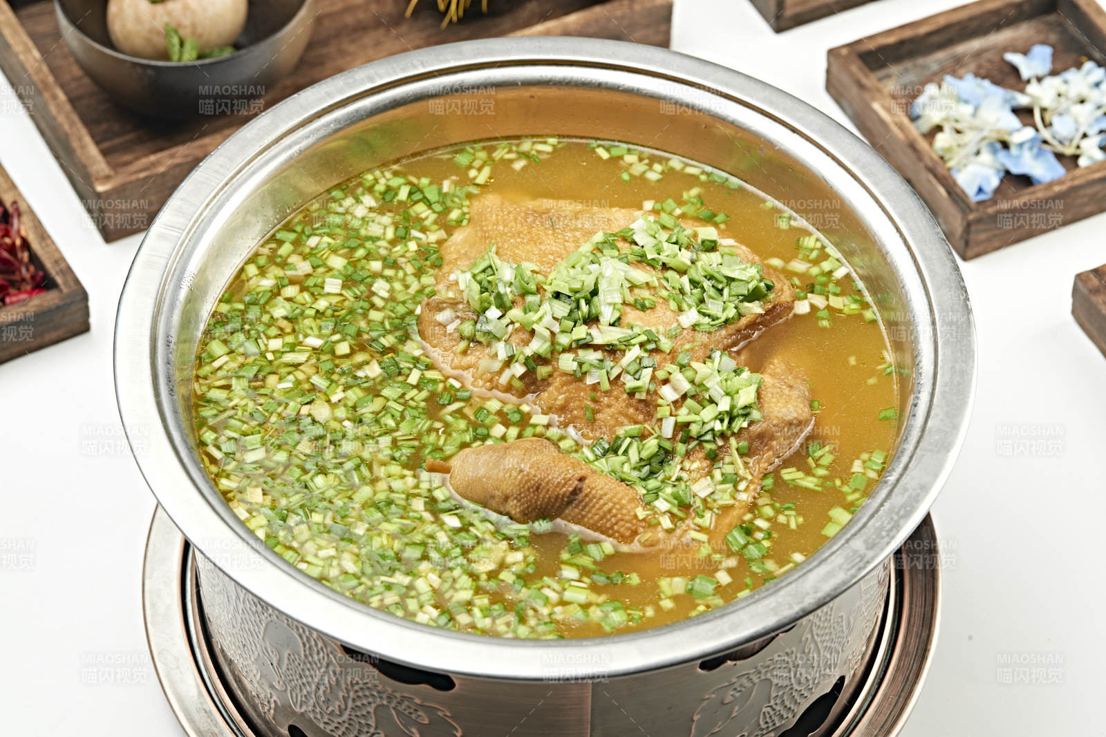 铜锅餐具装的葱香炖煮柴鸡汤图片