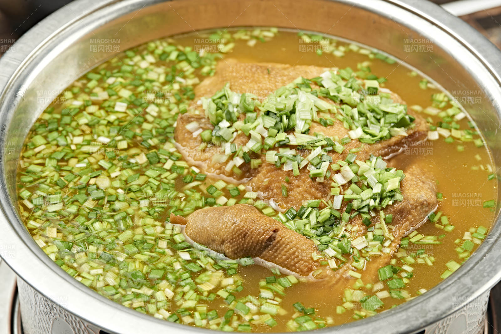铜锅餐具装的葱香炖煮柴鸡汤图片