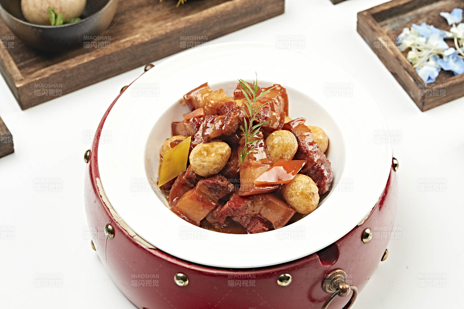 红烧肉炖虎皮鹌鹑蛋图片