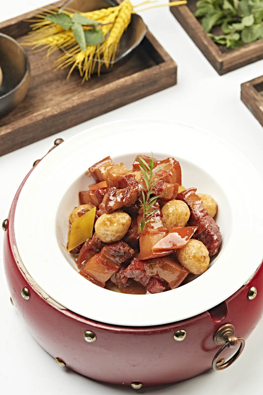 红烧肉炖虎皮鹌鹑蛋图片