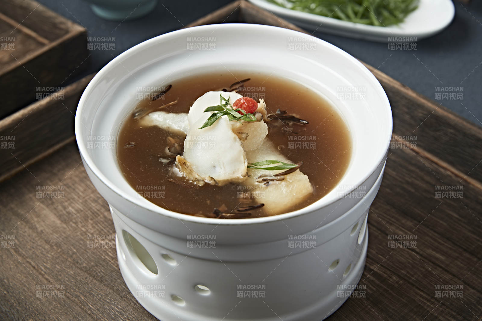 浓汤滋补竹荪炖鲍鱼图片