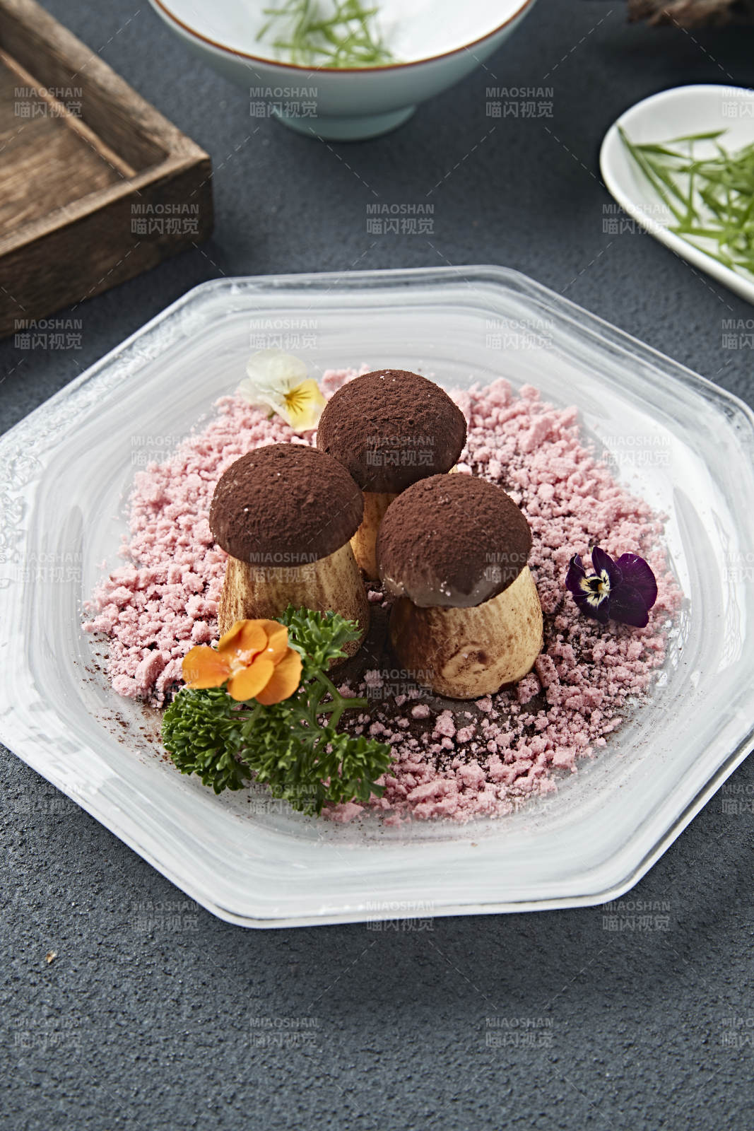 巧克力撒粉的丝滑奶香布丁图片