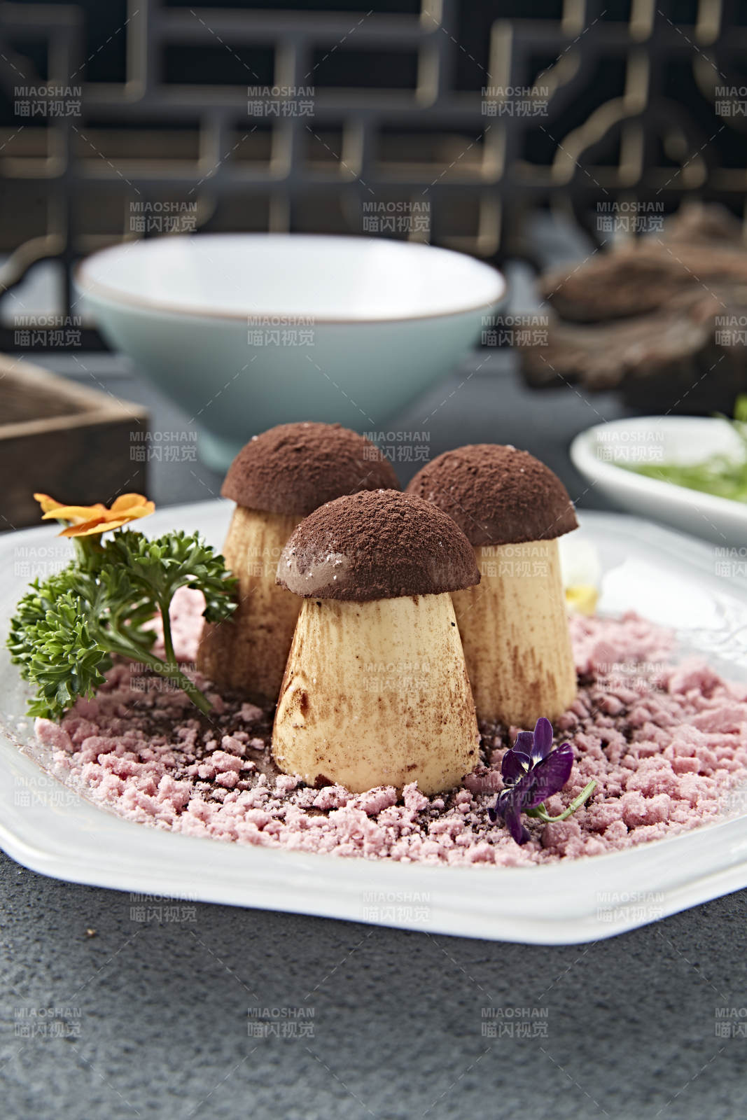 巧克力撒粉的丝滑奶香布丁图片