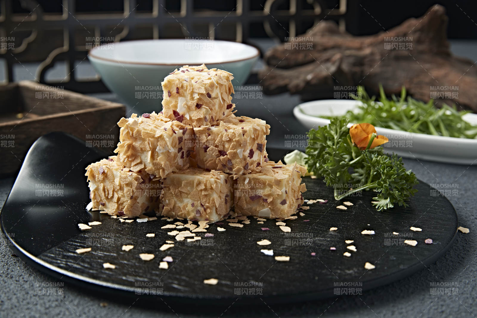 甜麦片碎包裹的的丝滑杏仁糕图片