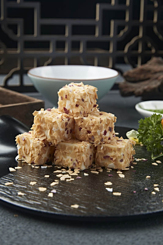 甜麦片碎包裹的的丝滑杏仁糕图片