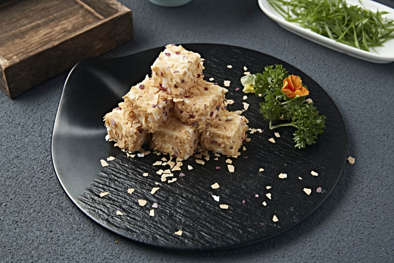 甜麦片碎包裹的的丝滑杏仁糕图片