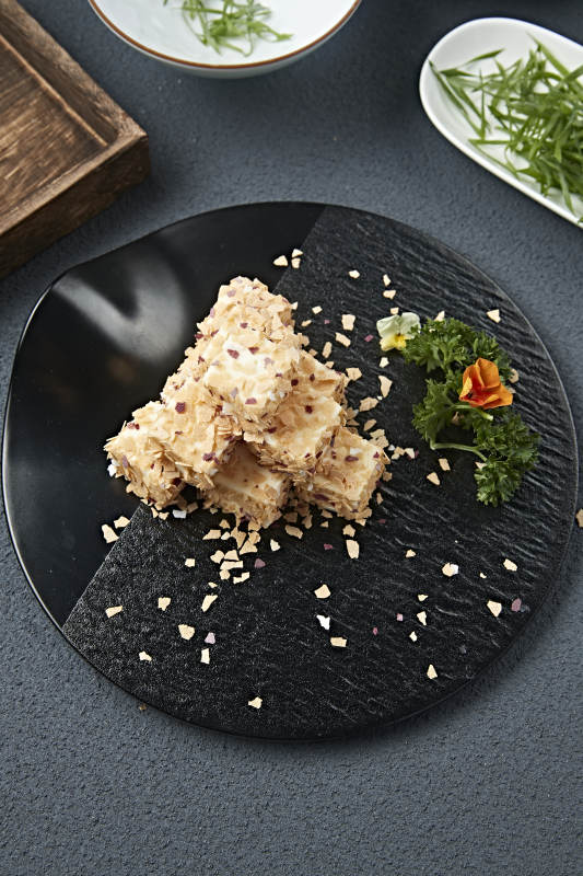 甜麦片碎包裹的的丝滑杏仁糕图片