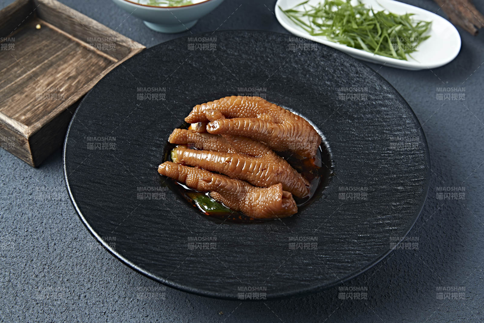 红油酸辣鸡脚图片