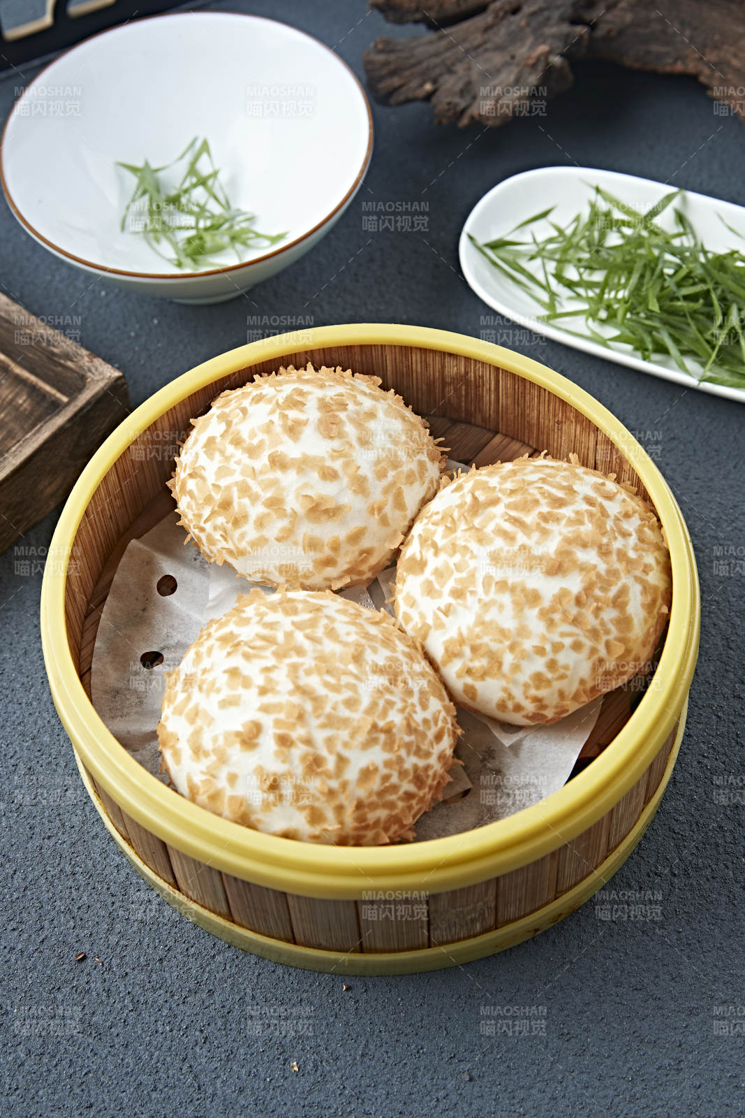 港式茶餐奶黄流沙包图片