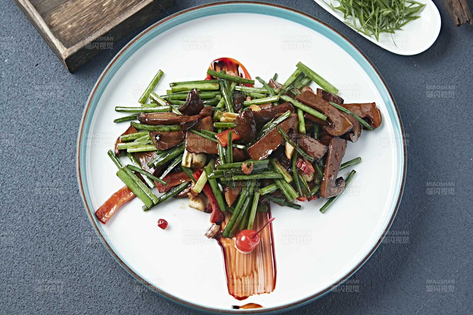 蒜香爆炒牛肝菌图片