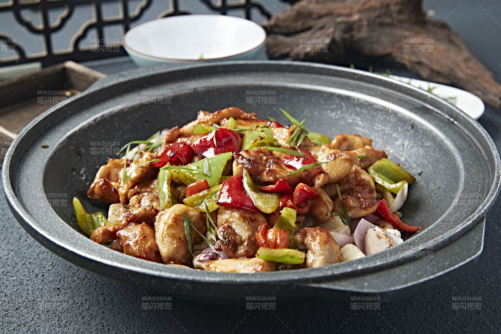 石锅蒜香彩椒洋葱烧鸡腿肉图片