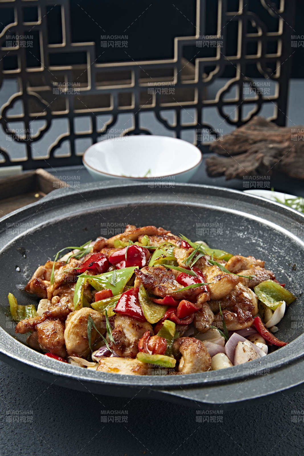 石锅蒜香彩椒洋葱烧鸡腿肉图片